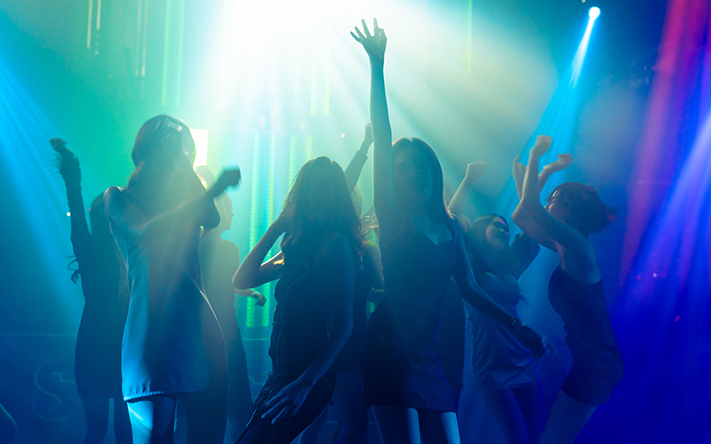 Women dancing at a club in Les Deux Alpes