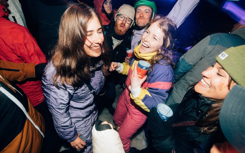 A group of friends enjoying a drink after skiing